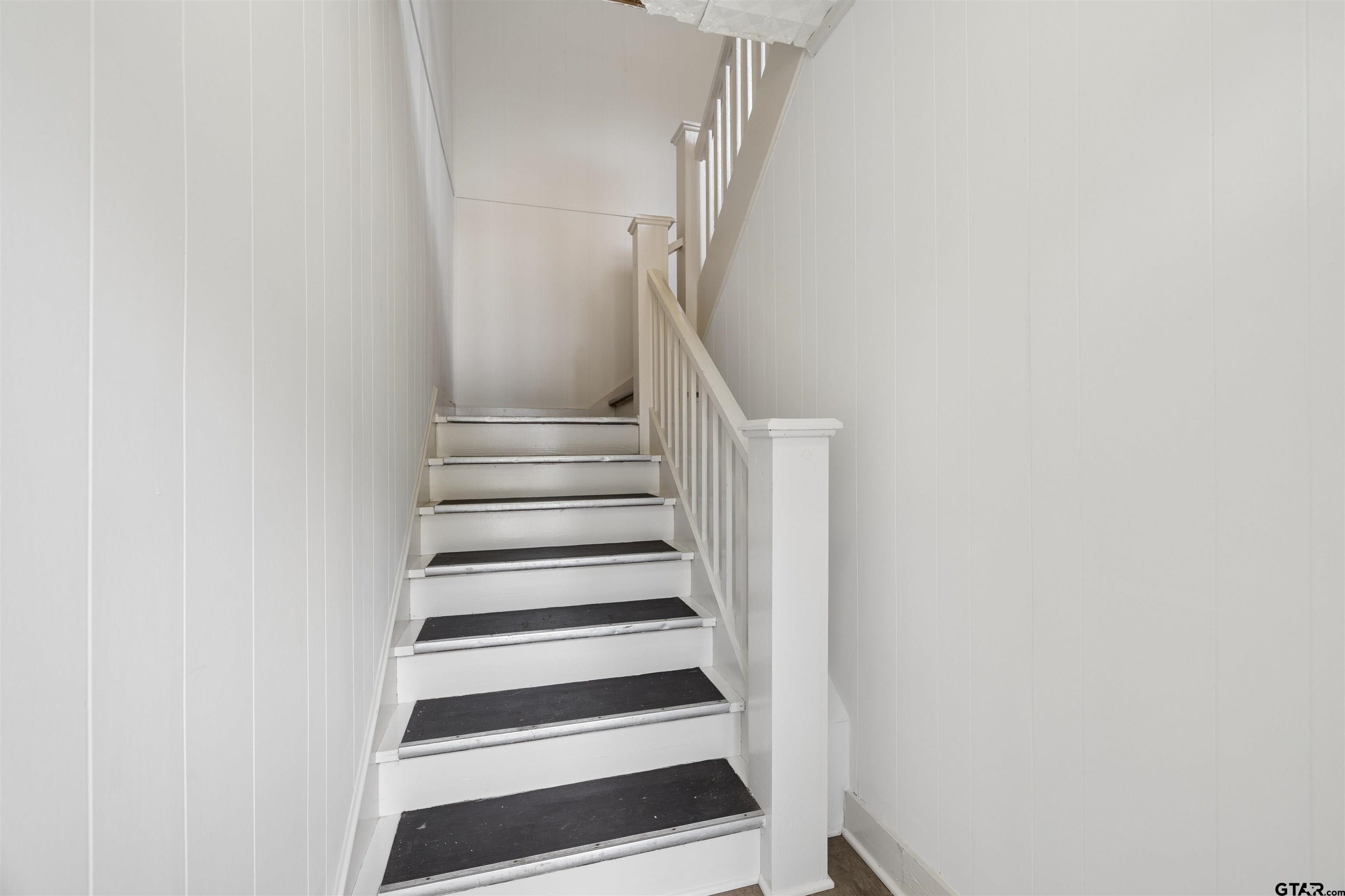 1010 Maple Street Kilgore, TX 75662 - Photo 8 of 20 a view of entryway