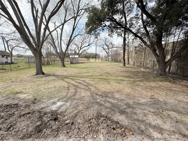 a view of yard with trees