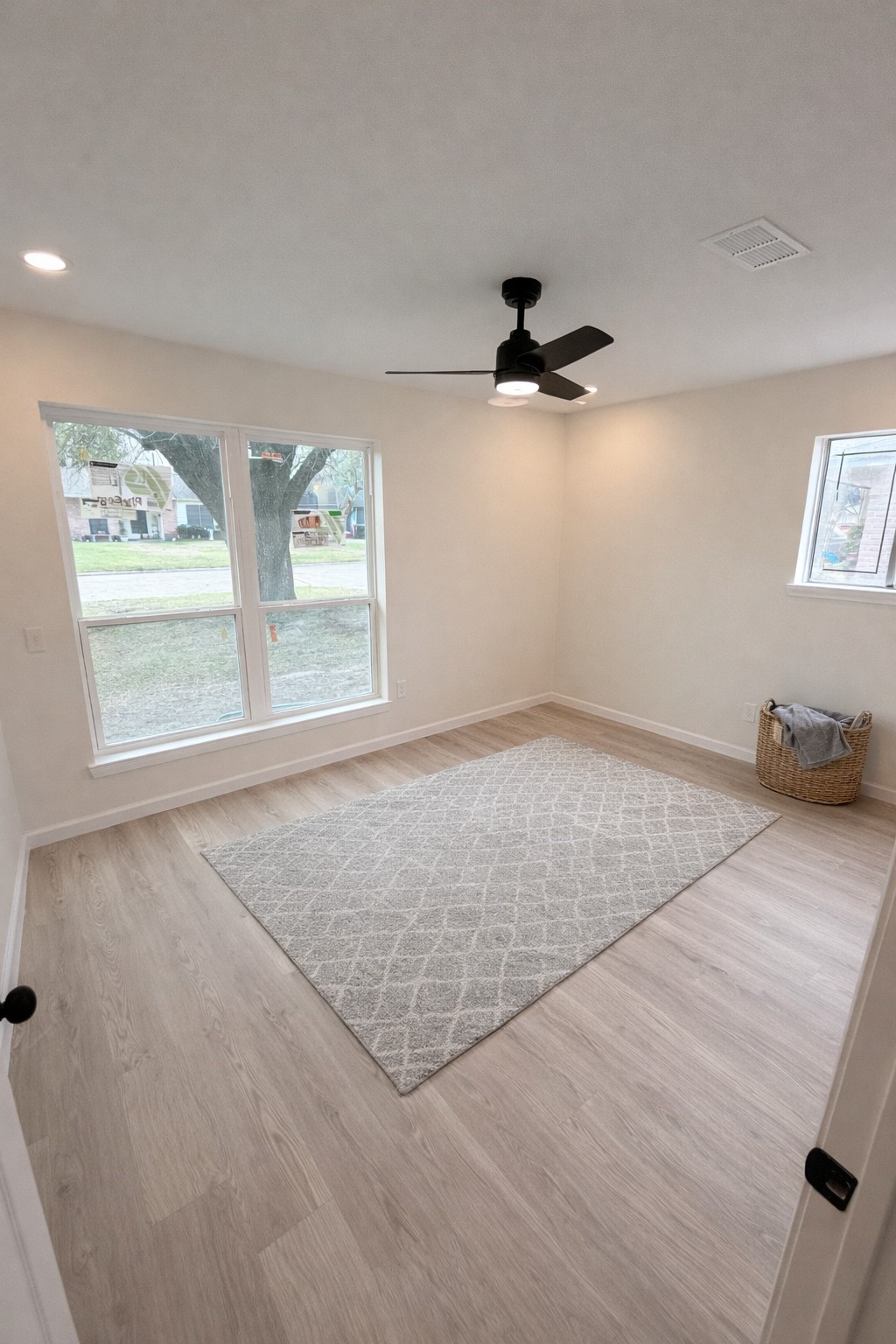 15302 Corsair Road Houston, TX 77053 - Photo 4 of 24 an empty room with windows and ceiling fan view