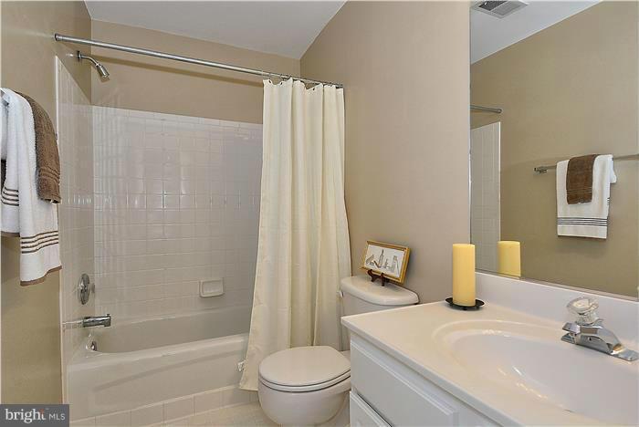 13606 Mills Farm Road Rockville, MD 20850 - Photo 17 of 30 Lovely ceramic tile hall bath.