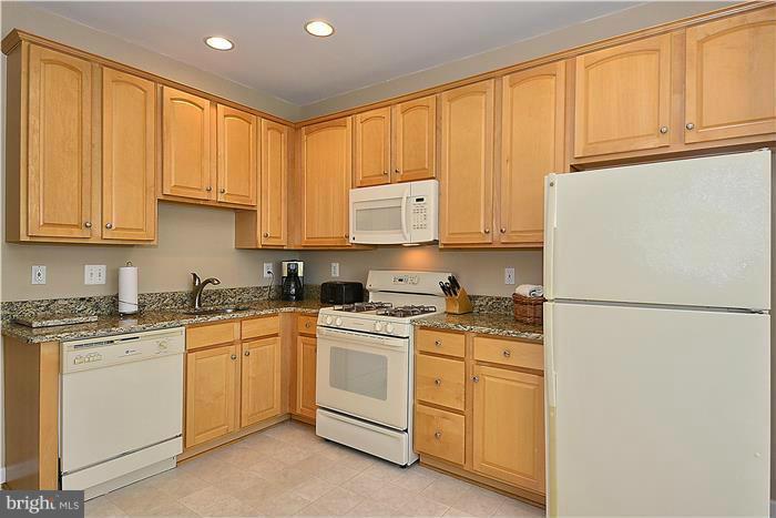 13606 Mills Farm Road Rockville, MD 20850 - Photo 5 of 30 Kitchen with 42' maple cabinets & granite!