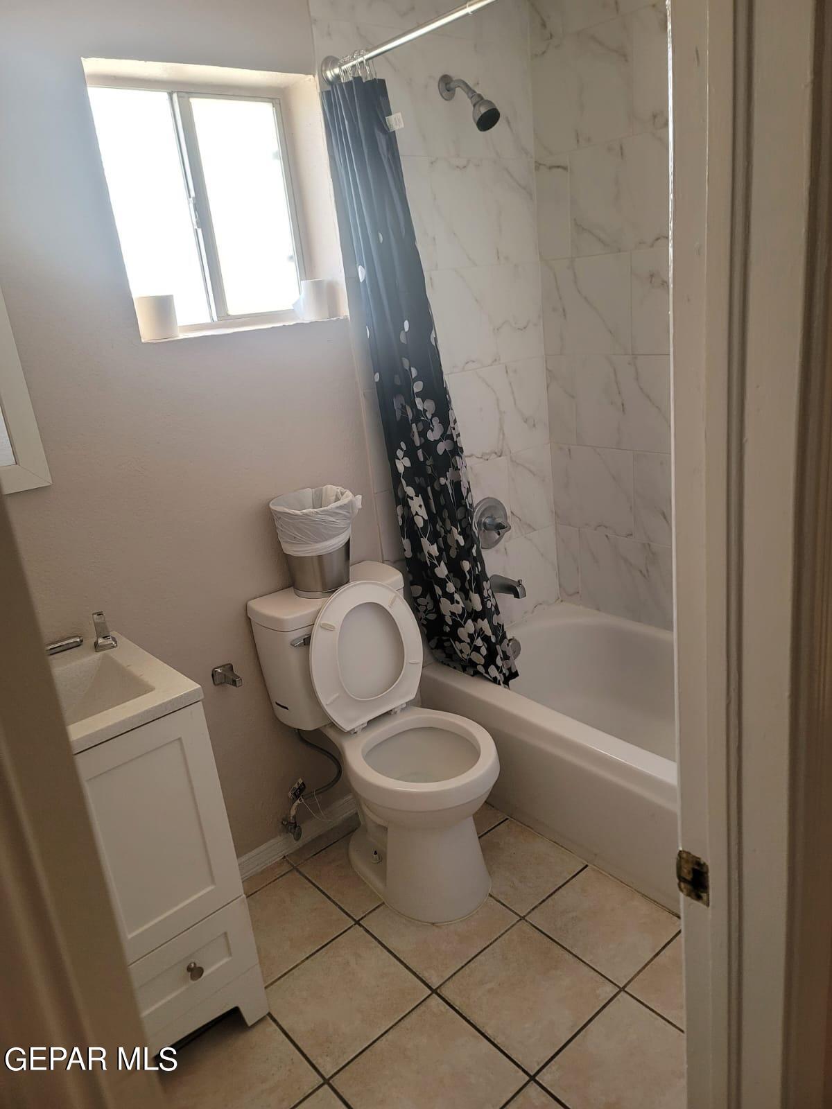 324 Valley Fair Way El Paso, TX 79907 - Photo 30 of 82 a bathroom with a toilet a sink and a bathtub