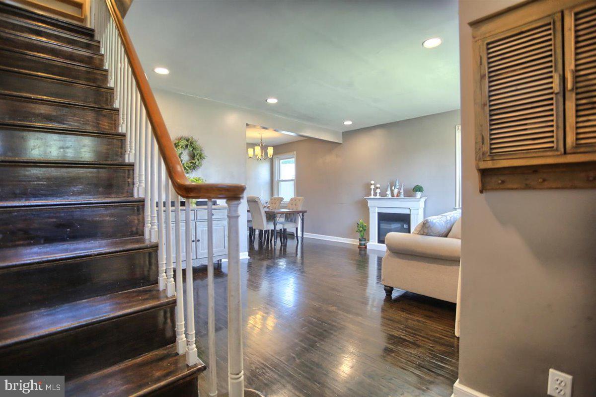 7362 Ryers Avenue Philadelphia, PA 19111 - Photo 5 of 41 Front entrance into living room