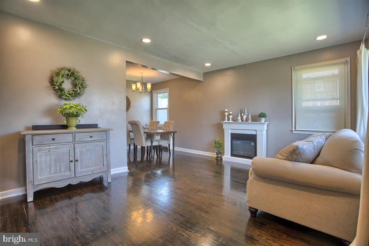 7362 Ryers Avenue Philadelphia, PA 19111 - Photo 6 of 41 Living room