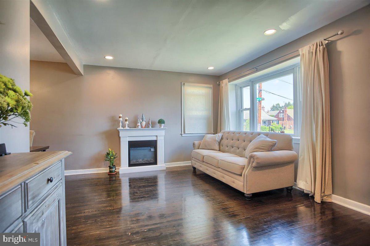 7362 Ryers Avenue Philadelphia, PA 19111 - Photo 7 of 41 Living room
