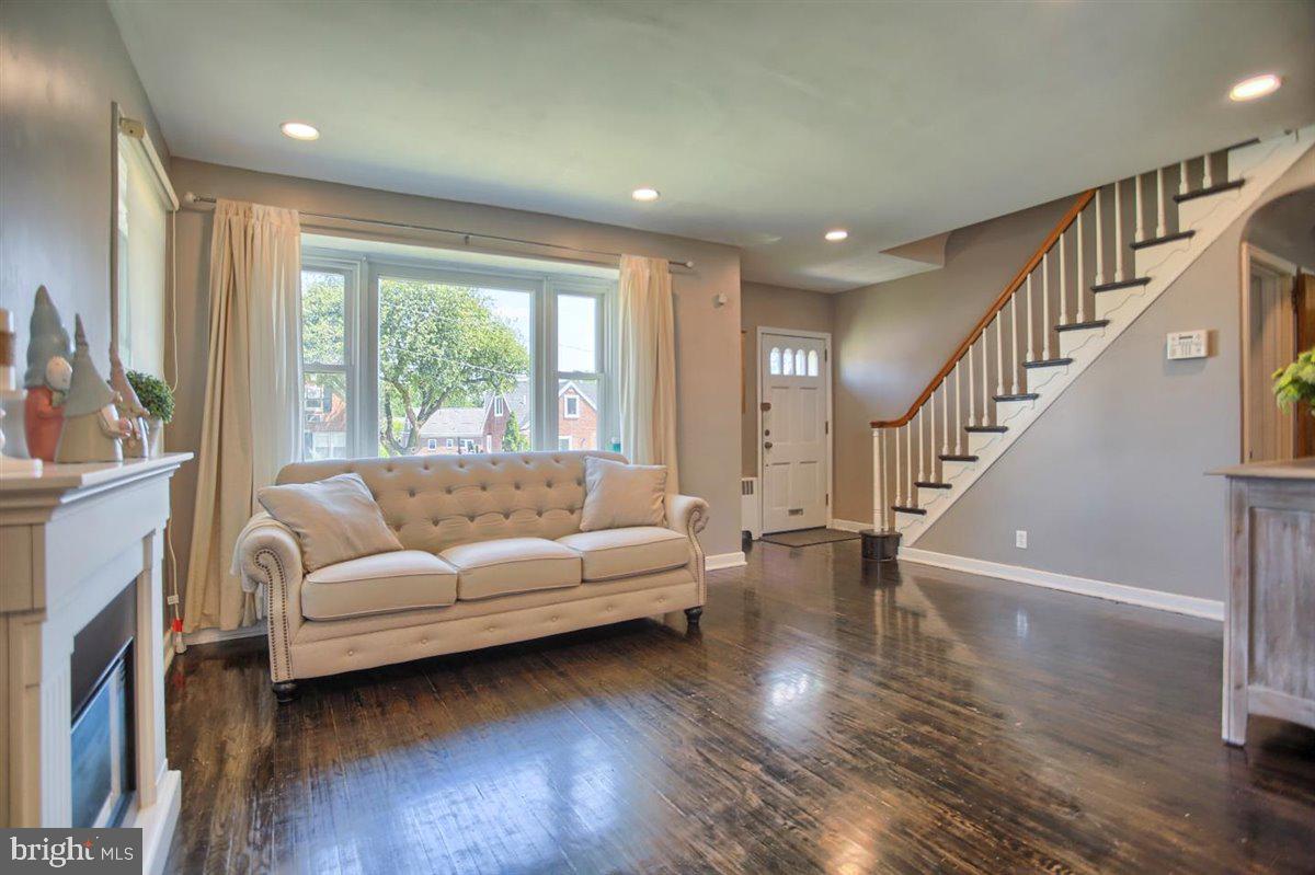 7362 Ryers Avenue Philadelphia, PA 19111 - Photo 8 of 41 Living room