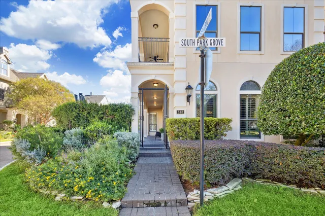 $885,000 | 518 South Park Grove, Houston, TX 77007
