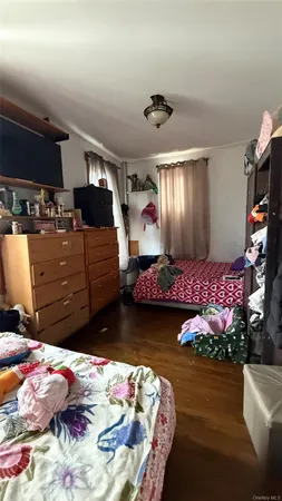 a view of a livingroom with furniture and a livingroom