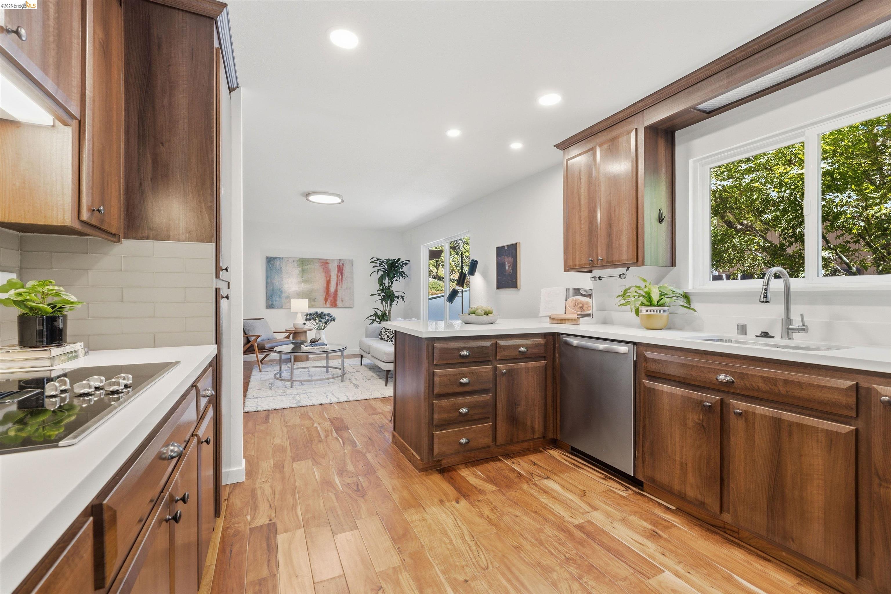 6763 Pinehaven Road Oakland, CA 94611 - Photo 13 of 48