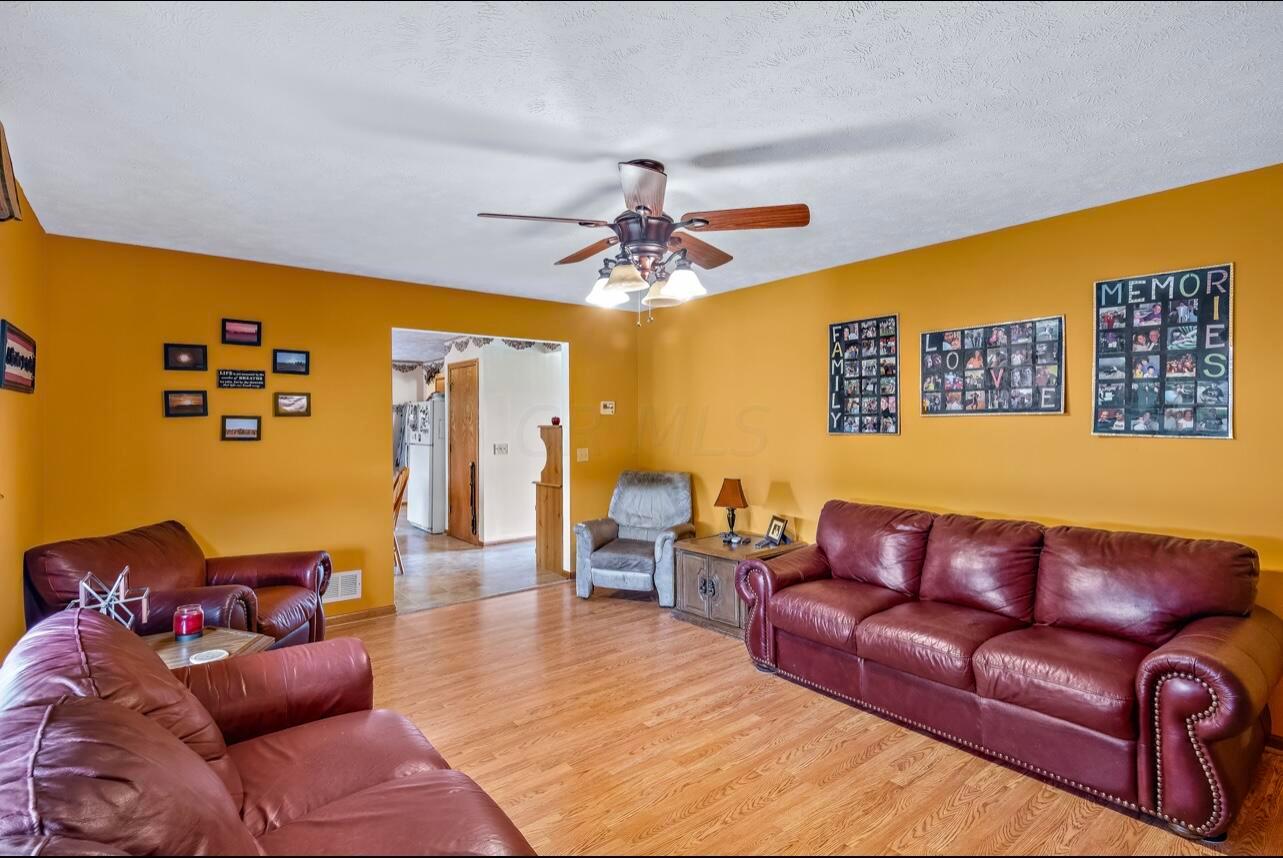 2918 Winnemac Pike La Rue, OH 43332 - Photo 22 of 38 Living Room