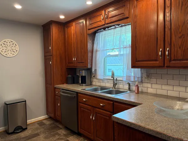 $159,900 | 2210 Devonshire Drive, Lawrenceville, IL 62439