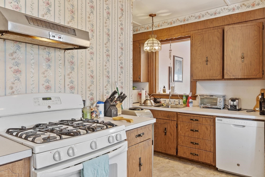 40 Archer Street Lynn, MA 01902 - Photo 11 of 38