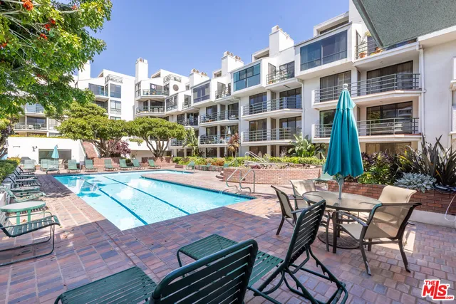 $1,060,000 | 2960 Neilson Way, Unit 105, Santa Monica, CA 90405