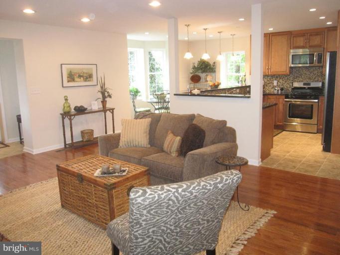 1312 Ramblewood Road Baltimore, MD 21239 - Photo 6 of 28 Living Room