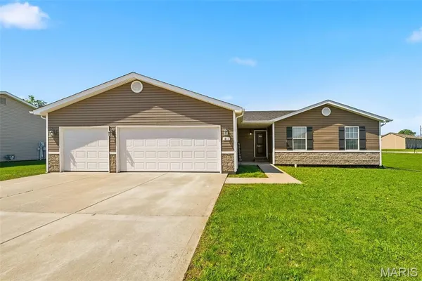 $221,900 | 411 Edwin Drive, Dupo, IL 62239