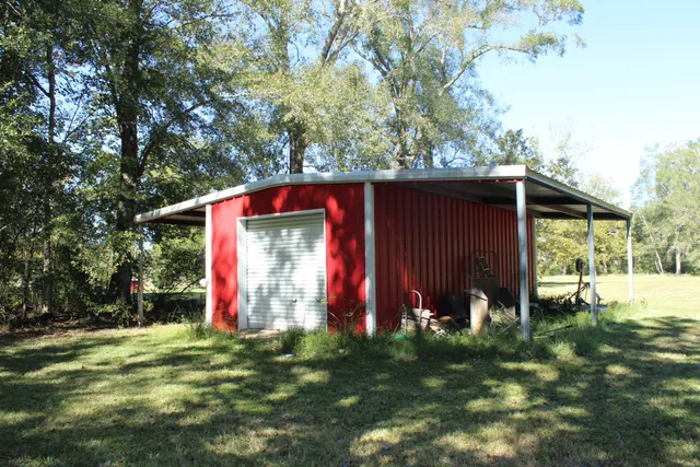 a view of a backyard
