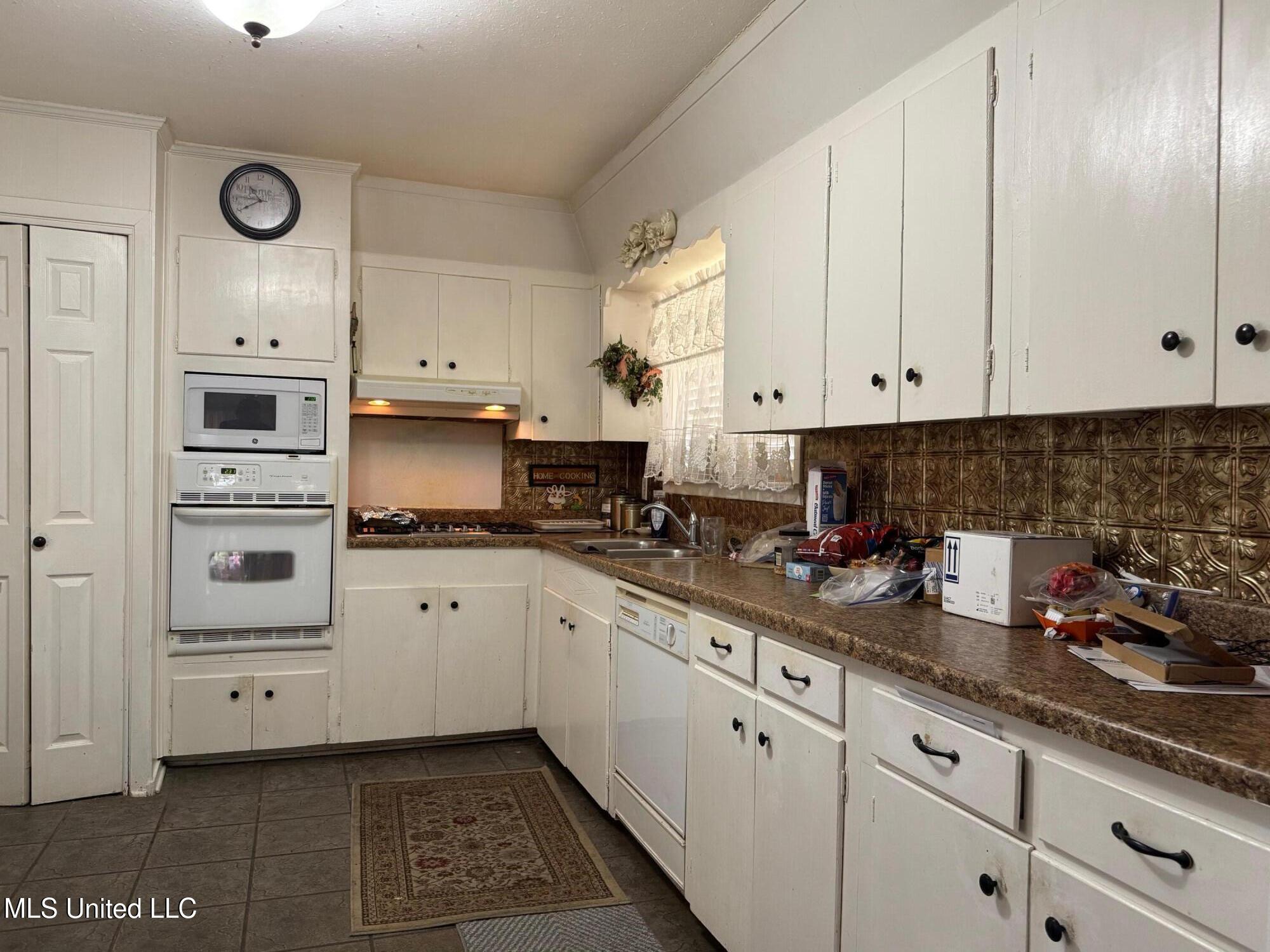 1036 Briarfield Road Jackson, MS 39211 - Photo 6 of 11 IMG_8814