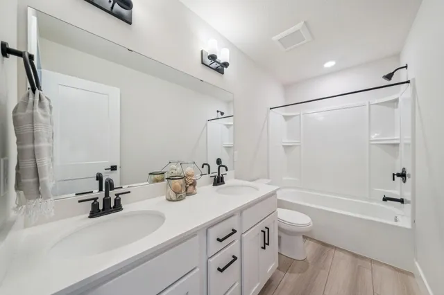 $699,900 | 17660 Jett Circle Southeast, Prior Lake, MN 55372