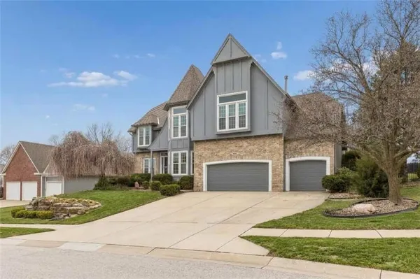 $620,000 | 6642 Northwest Monticello Court, Parkville, MO 64152