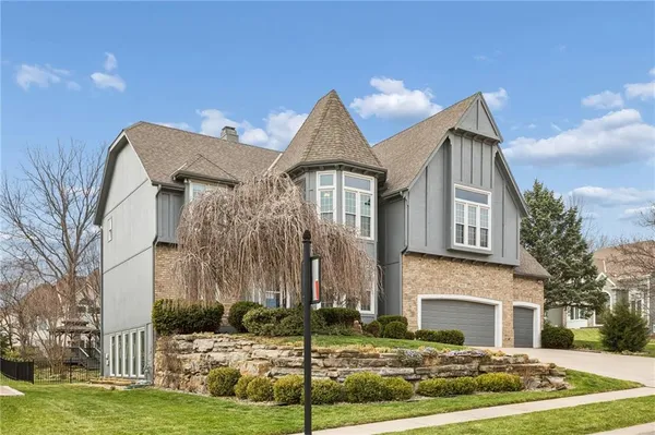 $620,000 | 6642 Northwest Monticello Court, Parkville, MO 64152