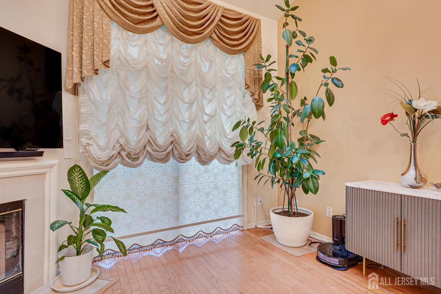 114 Coppertree Court Edison, NJ 08820 - Photo 11 of 47 a vase of flowers sitting on a table