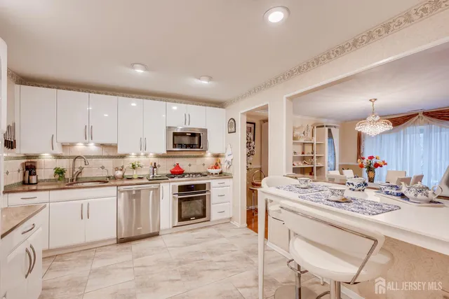 $765,000 | 114 Coppertree Court, Edison, NJ 08820