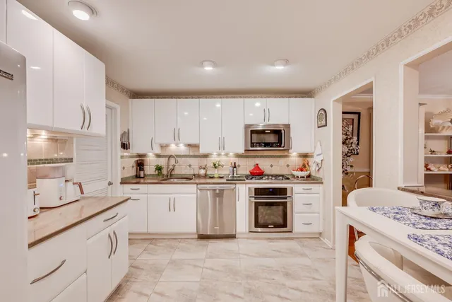 $765,000 | 114 Coppertree Court, Edison, NJ 08820