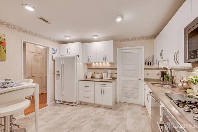 $765,000 | 114 Coppertree Court, Edison, NJ 08820