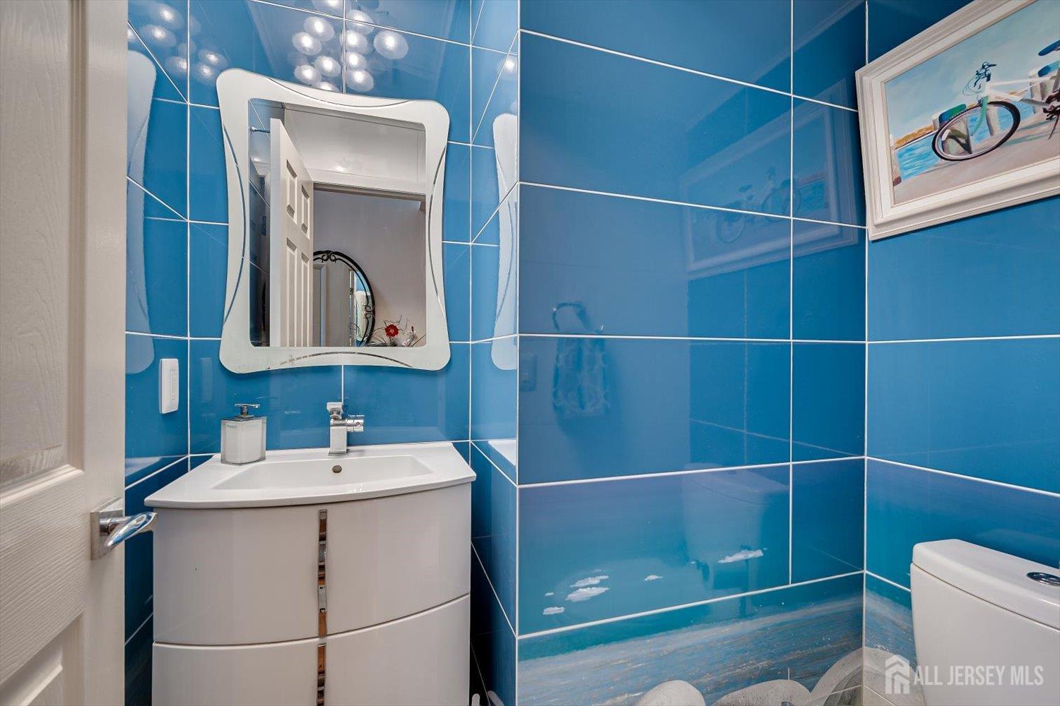 114 Coppertree Court Edison, NJ 08820 - Photo 21 of 47 a bathroom with a toilet a sink and mirror