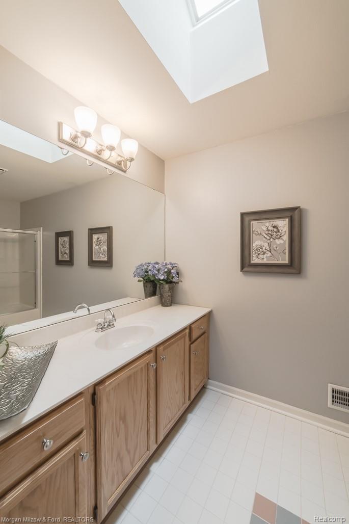 5195 Woodlane Road Clarkston, MI 48348 - Photo 32 of 50 FULL BATH W SKYLIGHT