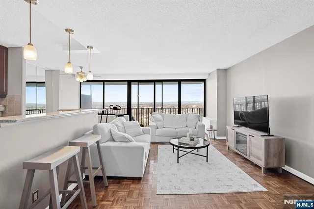 $300,000 | 277 Prospect Avenue, Unit 18B, Hackensack, NJ 07601