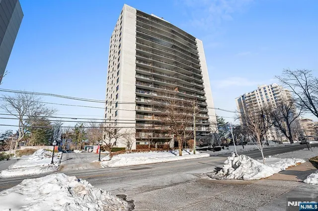 $300,000 | 277 Prospect Avenue, Unit 18B, Hackensack, NJ 07601