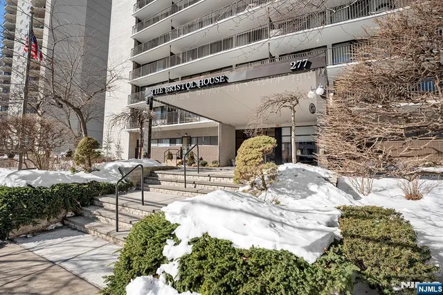 $300,000 | 277 Prospect Avenue, Unit 18B, Hackensack, NJ 07601