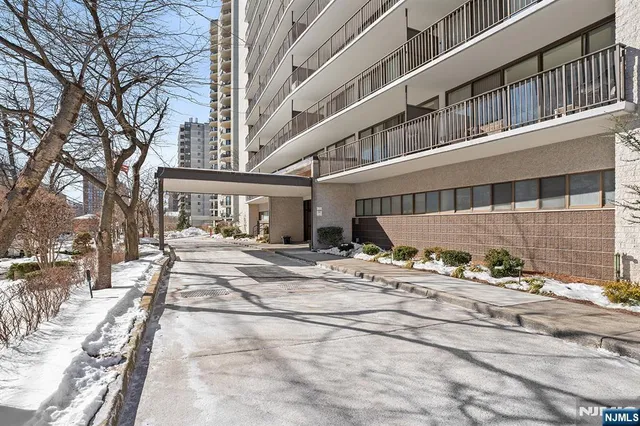 $300,000 | 277 Prospect Avenue, Unit 18B, Hackensack, NJ 07601