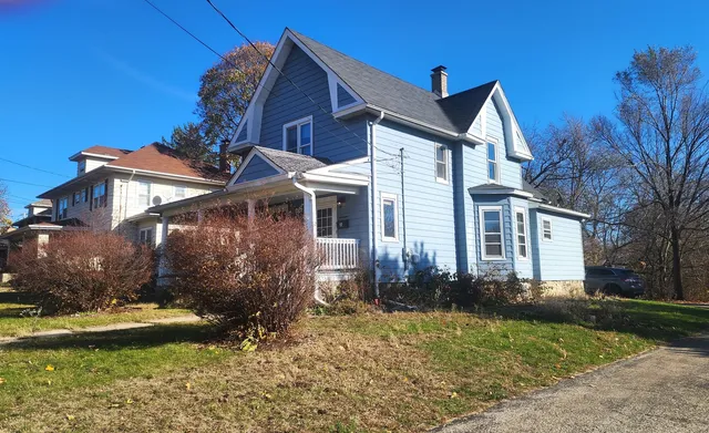 $2,200 | 17 McHenry Avenue, Crystal Lake, IL 60014