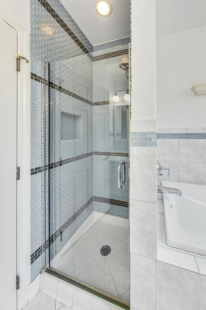 1301 West Washington Boulevard, Unit 208 Chicago, IL 60607 - Photo 21 of 37 a bathroom with a tub