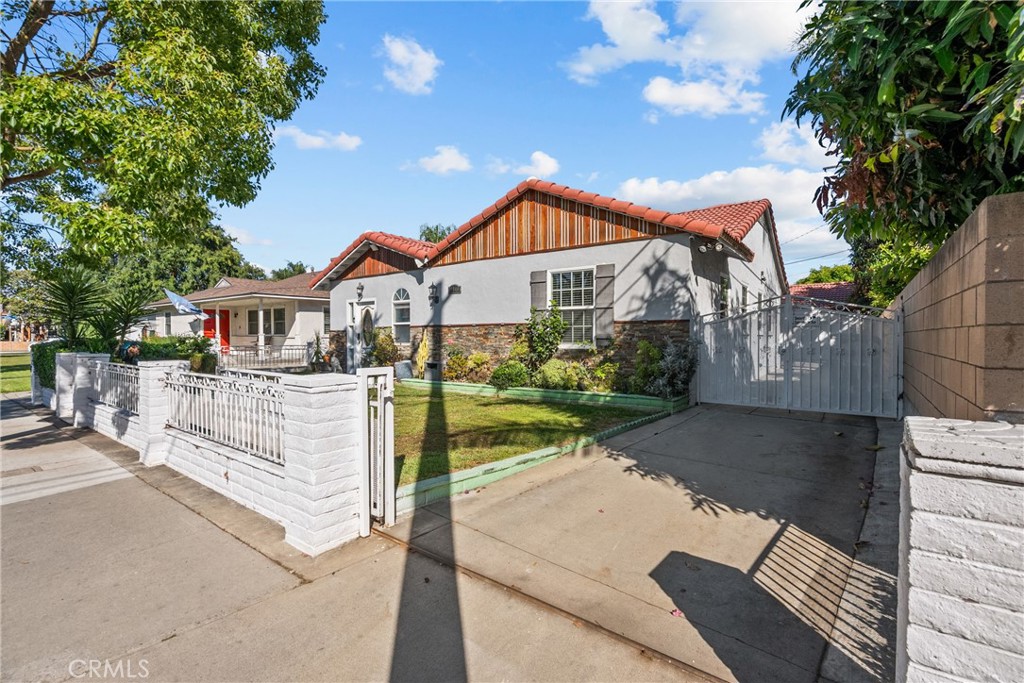 11648 Rives Avenue Downey, CA 90241 - Photo 7 of 58