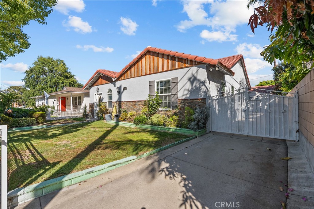 11648 Rives Avenue Downey, CA 90241 - Photo 8 of 58