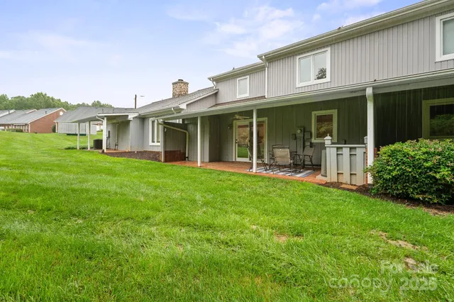 a view of a yard in front of a house