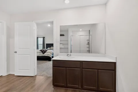 a en suite bathroom with a double vanity sink and mirror