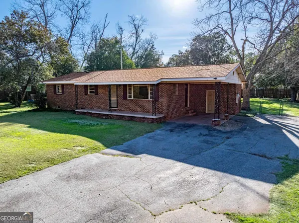 a view of a house with a yard