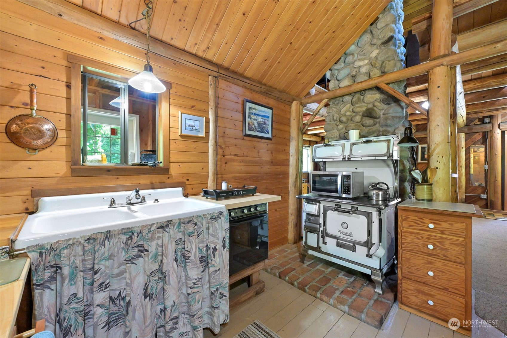 2125 Butler Creek Road Sedro-Woolley, WA 98284 - Photo 15 of 40 a bathroom with a sink and a mirror