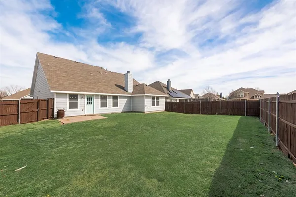a view of a house with backyard and porch