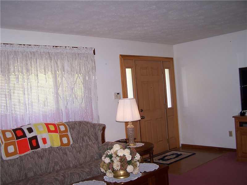 554 Hill Road Georgetown, PA 15043 - Photo 8 of 17 Living Room.