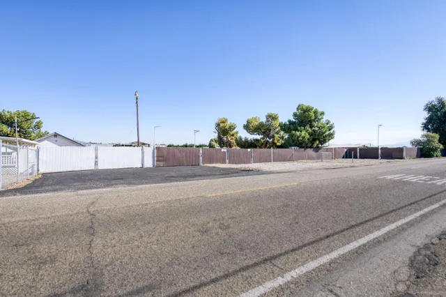 $2,100 | 12712 East McKinley Avenue, Sanger, CA 93657