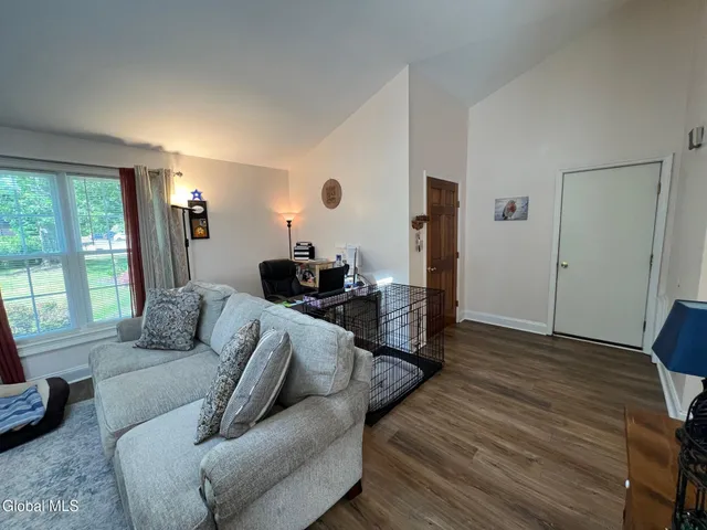 $2,400 | 111 Stone Ridge Court, Unit RIGHT SIDE, Guilderland, NY 12009