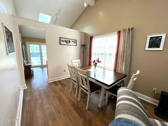 $2,400 | 111 Stone Ridge Court, Unit RIGHT SIDE, Guilderland, NY 12009