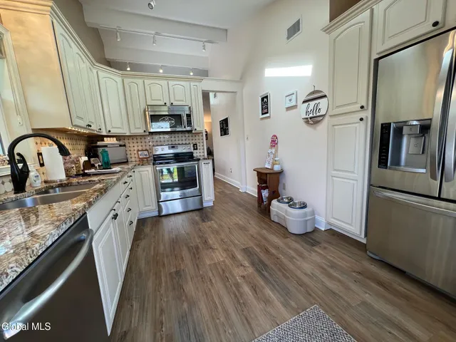 $2,400 | 111 Stone Ridge Court, Unit RIGHT SIDE, Guilderland, NY 12009