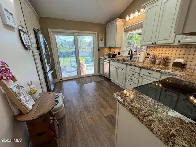 $2,400 | 111 Stone Ridge Court, Unit RIGHT SIDE, Guilderland, NY 12009