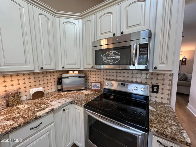 $2,400 | 111 Stone Ridge Court, Unit RIGHT SIDE, Guilderland, NY 12009